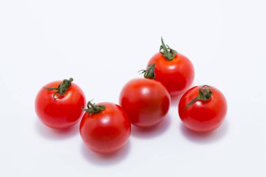 Beyaz arkaplanda kırmızı taze domatesler     