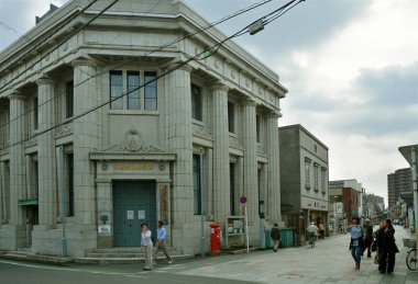 Tokyo şehri manzarası, sokaklarda gezen aylaklar..