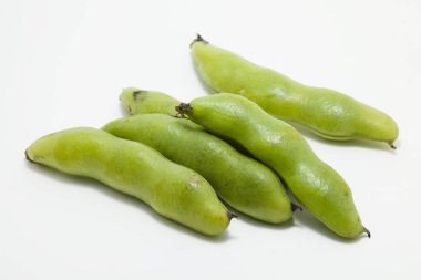Beyaz arka planda taze yeşil organik fasulyeler.          
