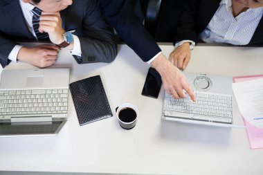 ofiste çalışan iş adamları