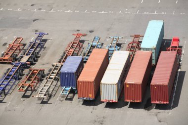 Limandaki kargo traktörlerinin hava görüntüsü. 