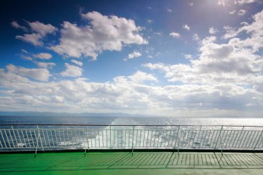 yolcu gemisi bir denizde