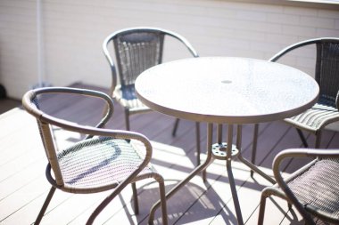 açık hava kafede masa ve sandalyeler