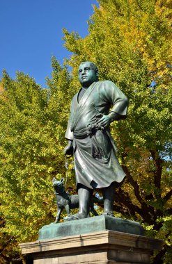 Parktaki tarihi heykel manzarası