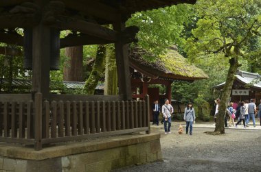 Eski bir Japon türbesinin güzelliğini yansıtan sahne.
