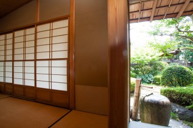Kyoto 'da güzel bir bahçesi olan Japon geleneksel evi.