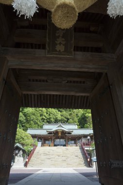 Geleneksel bir Japon tapınağının büyüleyici fotoğrafı.