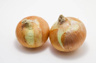 Beyaz arkaplanda olgun soğanların yakın plan görüntüsü