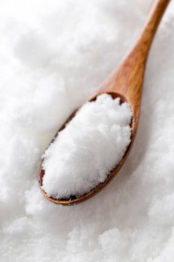 Beyaz tuzu kaşığa koy.