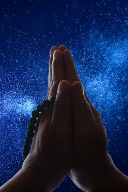 Himan Juzu 'yu tutuyor, Budist dua boncukları.