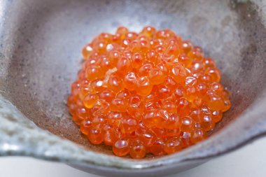 Kasedeki leziz kırmızı havyarın yakın plan görüntüsü.