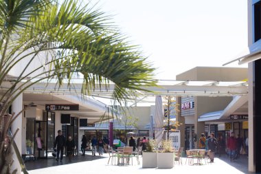 Japonlar modern şehir Japonya 'da sokakta yürüyorlar. 