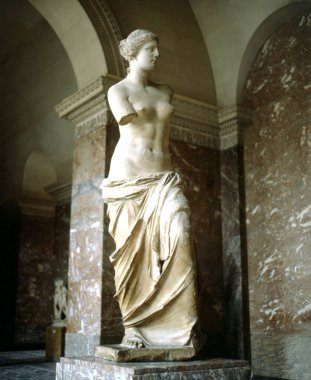 Antik mermer heykel kemerli tavanın altında duruyor