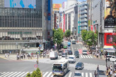 Şehir manzarası ve Tokyo, Japonya 'da Shibuya' da yürüyen insanlar..                    