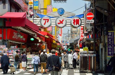 İnsanlar Japonya 'daki sokak pazarında yürüyor ve alışveriş yapıyorlar.