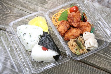 Japon yemeği, kutuda suşi..