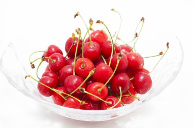 Tatlı kirazların kasedeki görüntüsünü kapat.