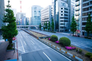 Modern şehir mimarisi ile boş yol             