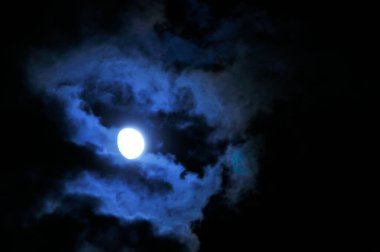 Gece gökyüzündeki ay arka planda