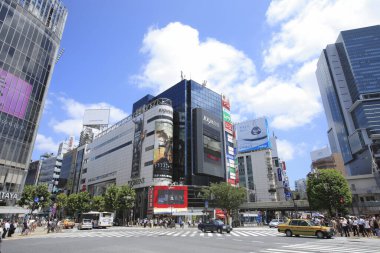 Şehir manzarası ve Tokyo, Japonya 'da Shibuya' da yürüyen insanlar..                    