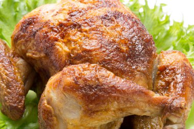 Marul yapraklı ızgara tavuğun yakın plan görüntüsü.