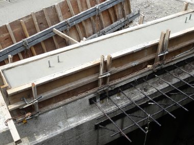 Şehirde yeni bir bina inşa ediliyor. 