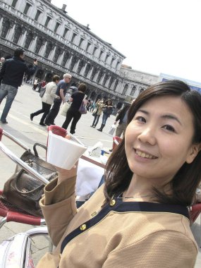 Dışarıdaki kafede kahve içen kadın.