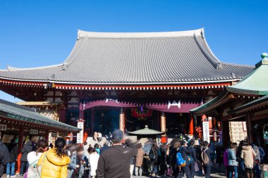 Tatilciler antik bir Japon tapınağını dolduruyor.