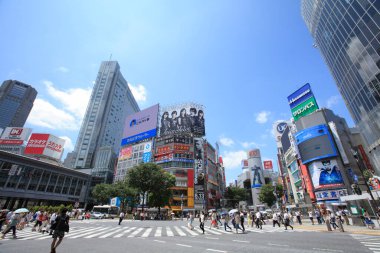 Şehir manzarası ve Tokyo, Japonya 'da Shibuya' da yürüyen insanlar..                    