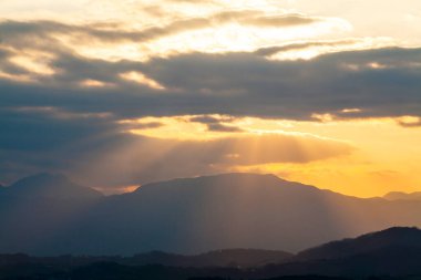Manzaralı dağlarda güzel, parlak gün batımı    