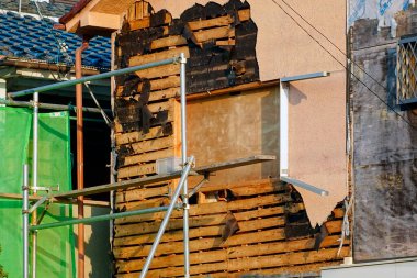 Yıpranmış ahşap evin dış tarafı yenileniyor ve iskele yapısı görülebiliyor.