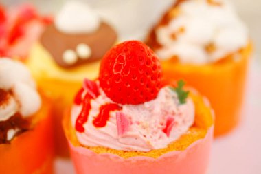 çilek ve çırpılmış kremalı pasta