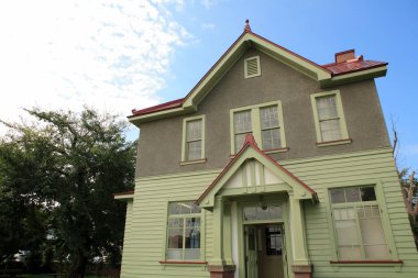 Pencereleri ve mavi gökyüzü olan eski bir ev