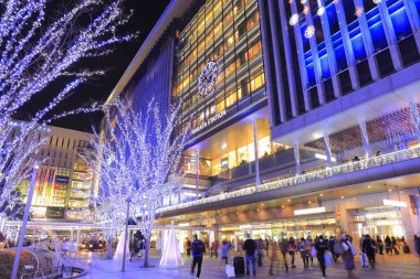 Şehir sokaklarında güzel bir Noel süsü.