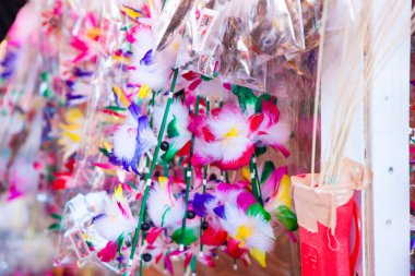 Sensoji Tapınağı 'ndaki Hagoita Ichi Kış Festivali' nde renkli plastik çiçekler. 