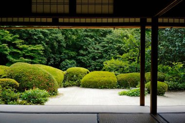 Otantik binadan güzel bir Japon bahçe manzarası.