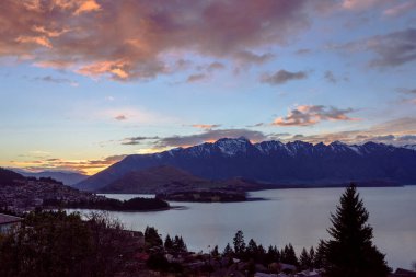 Gölün ve dağların üzerinde gün batımı