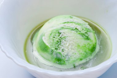 Yeşil yapraklı dondurma.