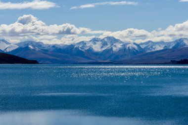 Dağlardaki göl manzarası 