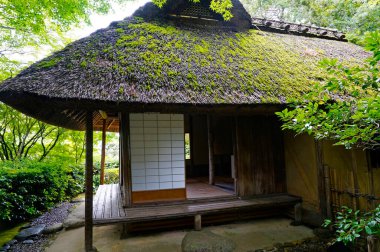Güzel antik Japon binasının manzaralı görüntüsü.