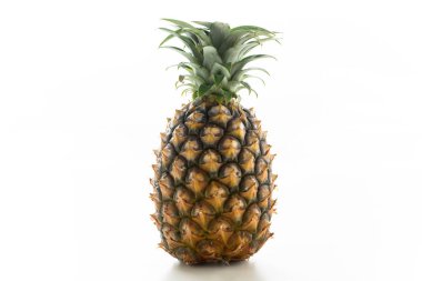 Beyaz arka planda bir ananas meyvesi, yakın plan