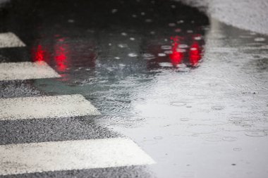 Arka planda yağmur damlaları