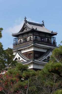 Güzel antik Japon tapınağının manzaralı görüntüsü.