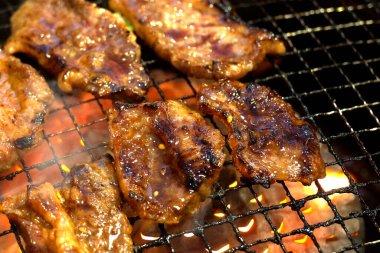 Izgarada ızgara et pişiyor, yakın plan.     