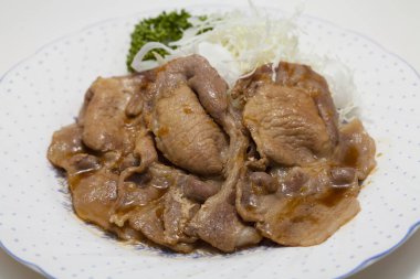 Arka planda Japon usulü sebzeli et, yakın plan.