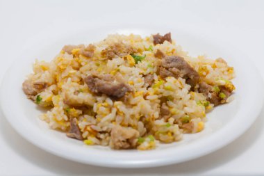 Lezzetli pirinç, et ve sebzeli beyaz tabak.