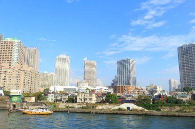 Sumida Nehri ve şehrin silueti. Tokyo, Japonya.