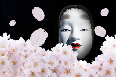 Çiçekli Noh tiyatrosu için geleneksel Japon maskesi.