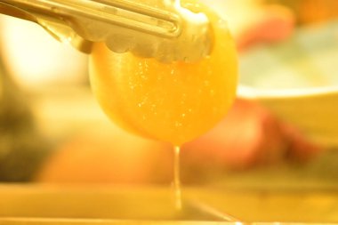 Mutfak maşasında terbiye edilmiş meyve parçaları, seçici odak