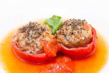 Etle doldurulmuş lezzetli domateslerin yakın görüntüsü